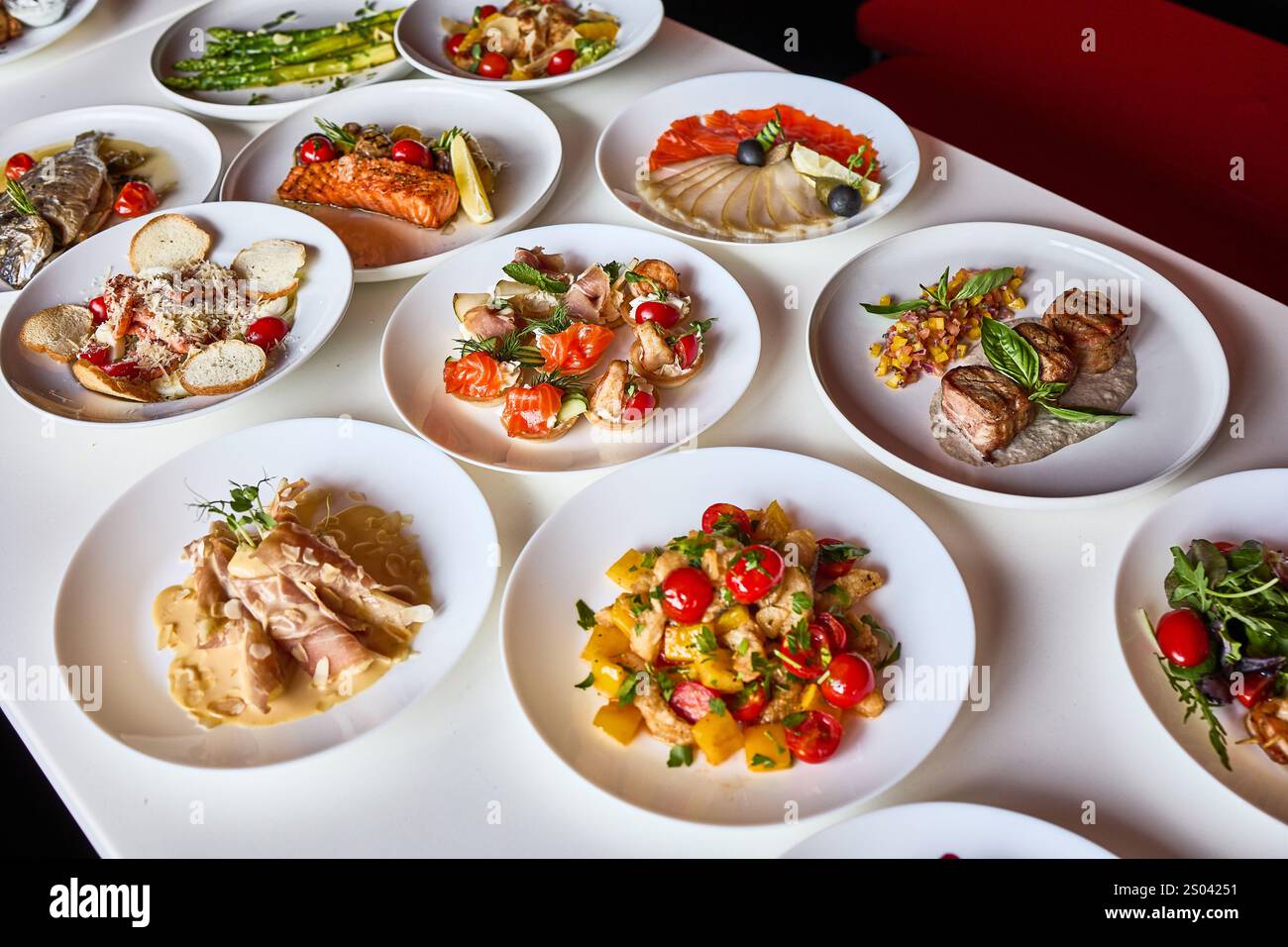 Une table magnifiquement agencée avec une sélection de plats gastronomiques, mettant en valeur la diversité du menu d'un restaurant. Banque D'Images