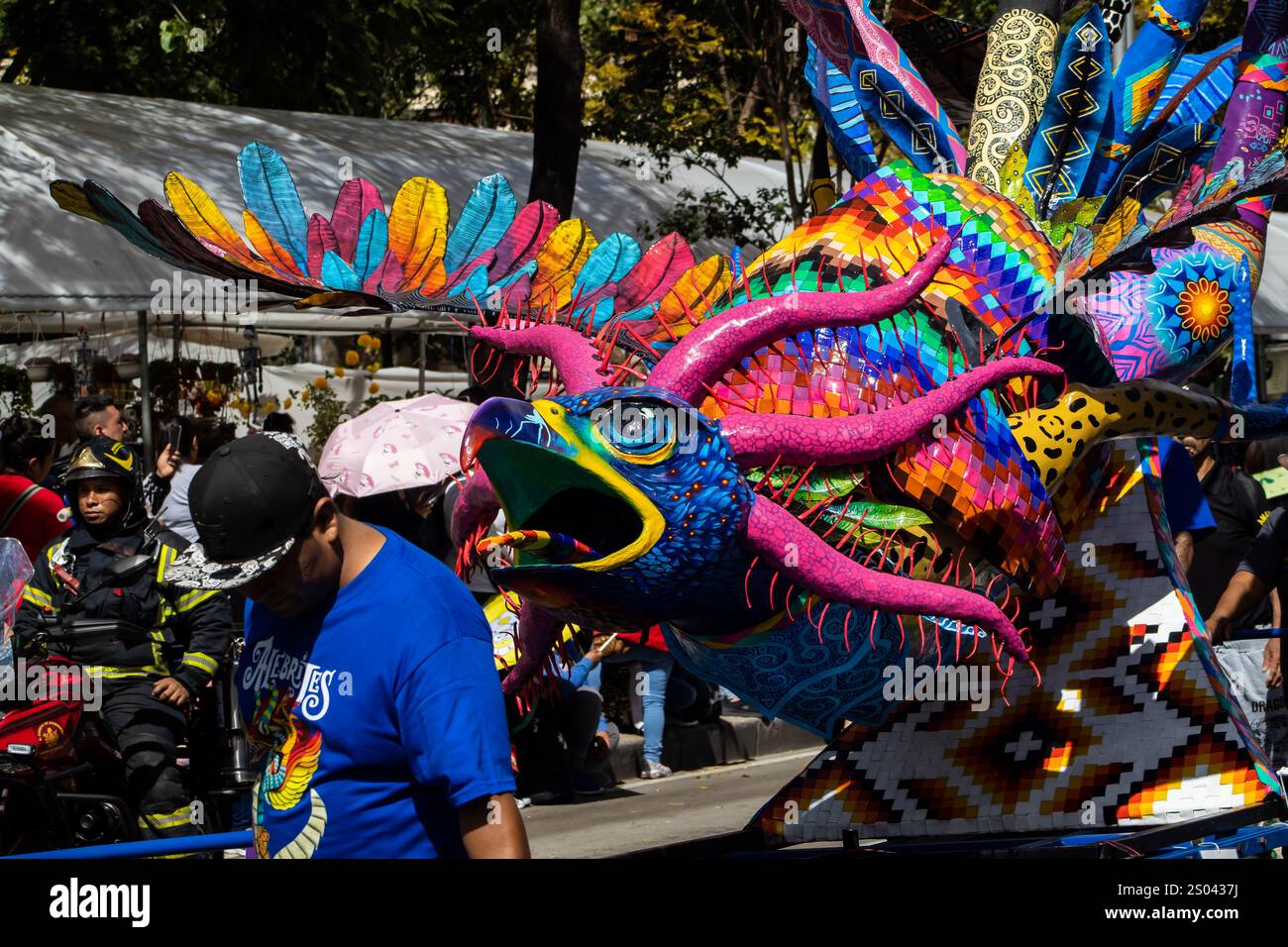 Mexico, Mexique – 19 octobre 2024 : défilé traditionnel des créatures imaginaires colorées appelées Alebrijes dans la rue Reforma à Mexico. Banque D'Images