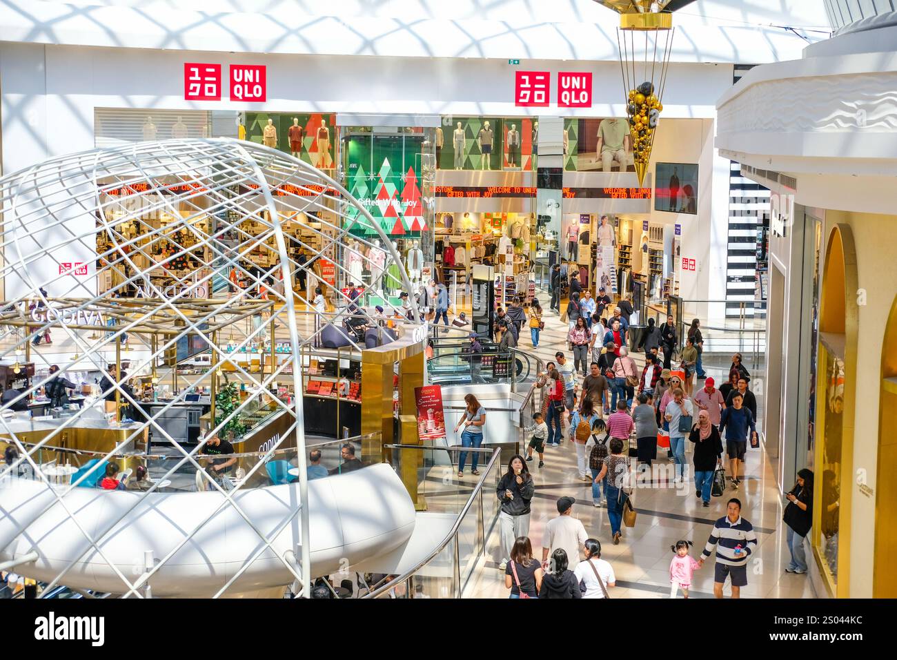 Melbourne, Australie. 24 décembre 2024. Entrée principale de la boutique Uni QLO vue pendant la veille de Noël au centre commercial Chadstone « la capitale de la mode ». (Photo de Alexander Bogatyrev/SOPA images/SIPA USA) crédit : SIPA USA/Alamy Live News Banque D'Images