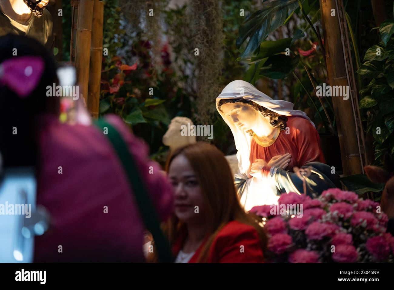 Bangkok, Thaïlande. 24 décembre 2024. Vue de Christian Join pour la messe de Noël à l'église Saint Rédempteur, le 24 décembre 2024. À Bangkok Thaïlande. (Photo de Teera Noisakran/Sipa USA) crédit : Sipa USA/Alamy Live News Banque D'Images