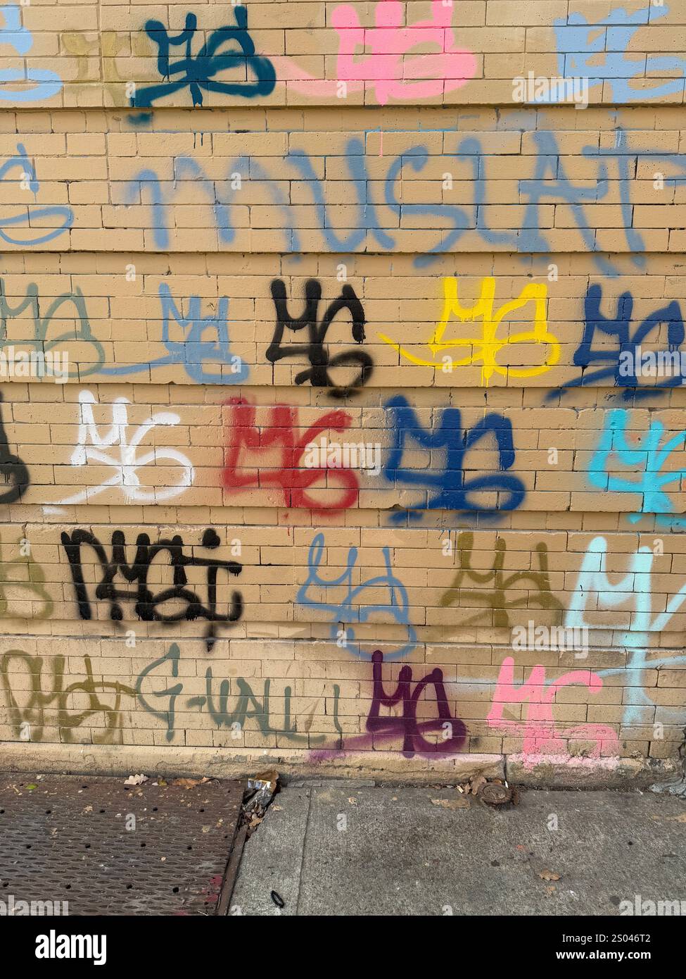 Graffitis tags sur un mur le long d'une rue dans le quartier de Flatbush à Brooklyn, ce genre de tagging peut être vu dégrader des bâtiments partout à New York. Banque D'Images