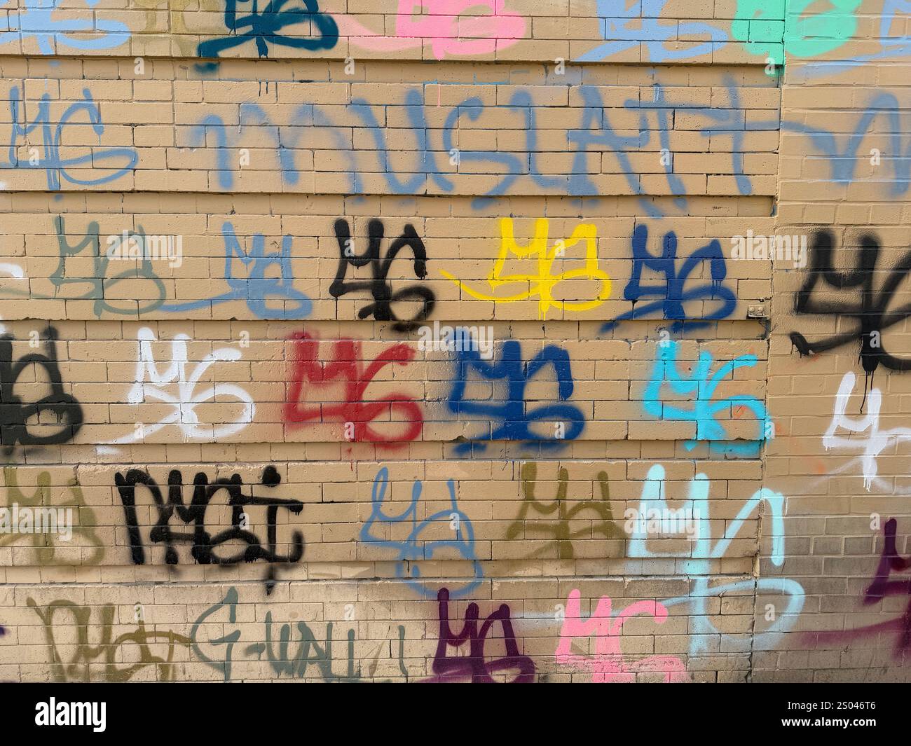 Graffitis tags sur un mur le long d'une rue dans le quartier de Flatbush à Brooklyn, ce genre de tagging peut être vu dégrader des bâtiments partout à New York. Banque D'Images