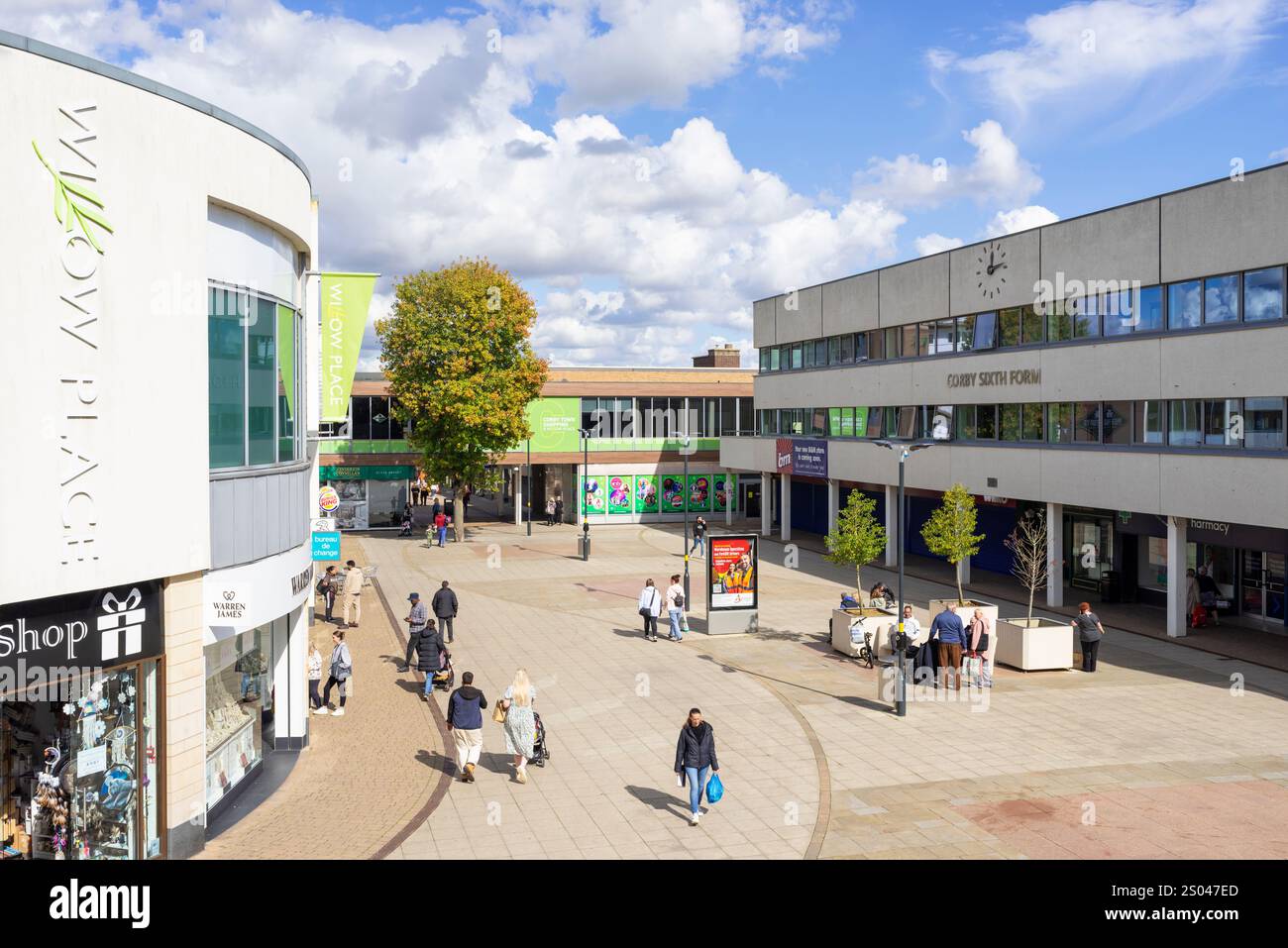 Corby Northamptonshire magasins avec des gens qui font du shopping dans le centre commercial Willow place Corby centre-ville Corby Northamptonshire Angleterre Royaume-Uni GB Europe Banque D'Images