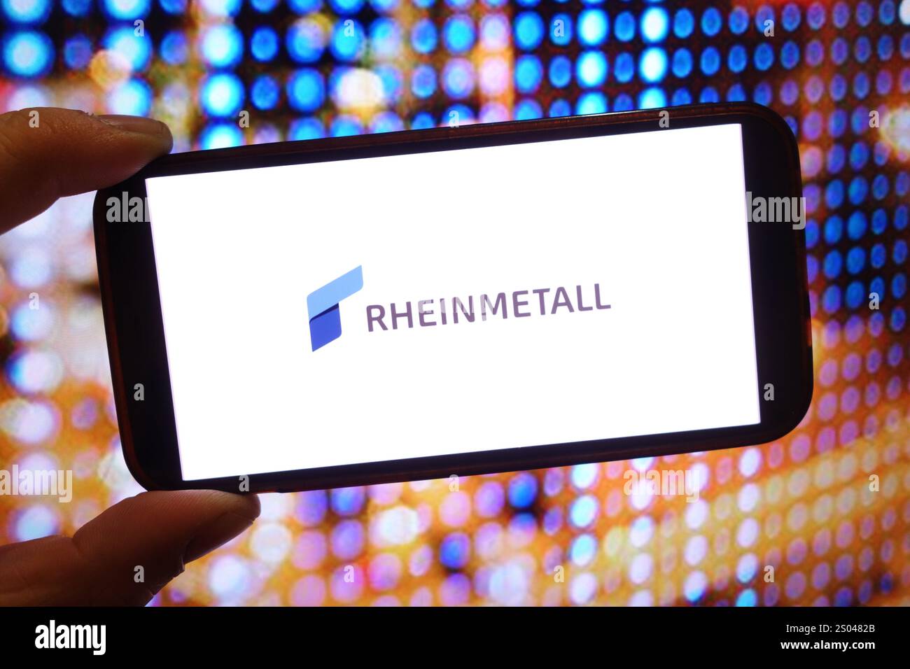 Dans cette illustration photo, le logo de la société Rheinmetall est affiché sur un écran de smartphone. Banque D'Images