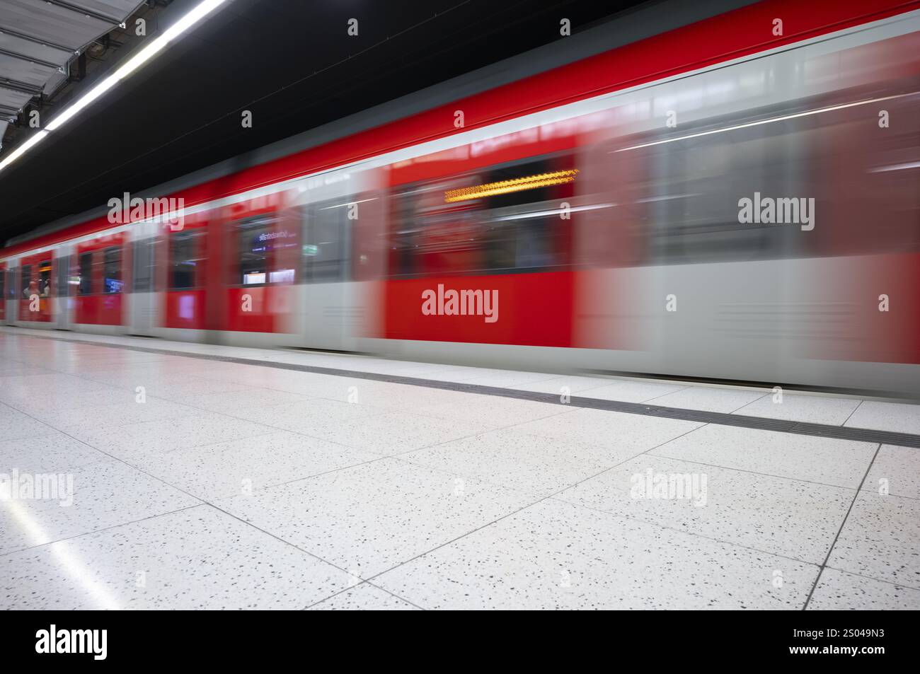 Métro arrivant S-Bahn, train, classe 420 en rouge, quai, arrêt, station Schwabstrasse, transports en commun, effet de mouvement, Stuttgart, Bad Banque D'Images