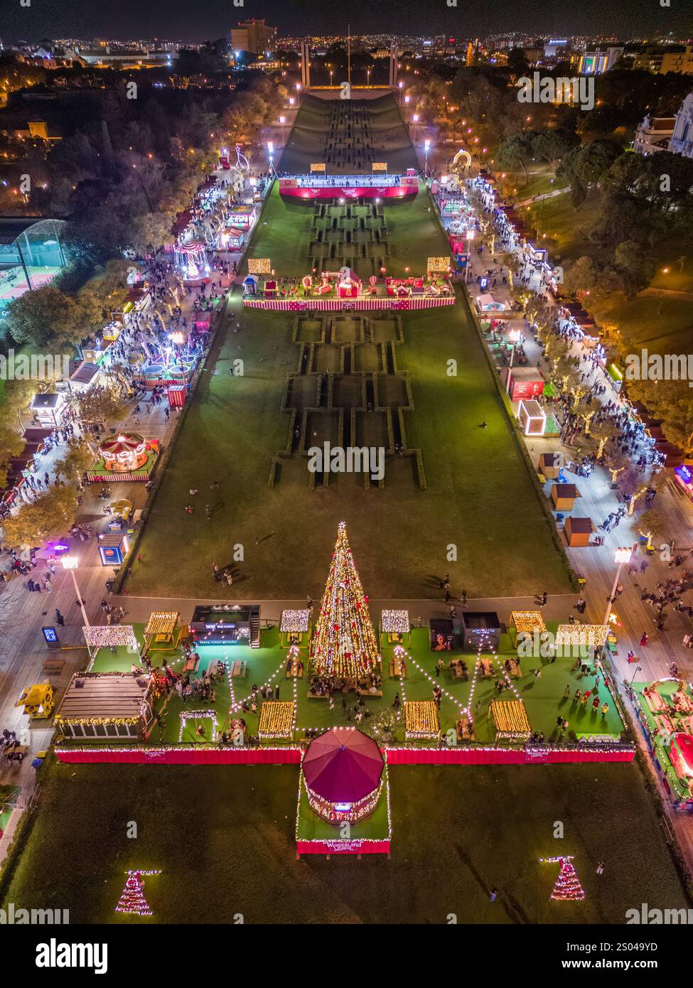 Lisbonne, Portugal - 23 décembre 2024 : vue aérienne par drone des fêtards à Wonderland Lisbonne décorations de Noël au parc Eduardo XII avec un grand Banque D'Images