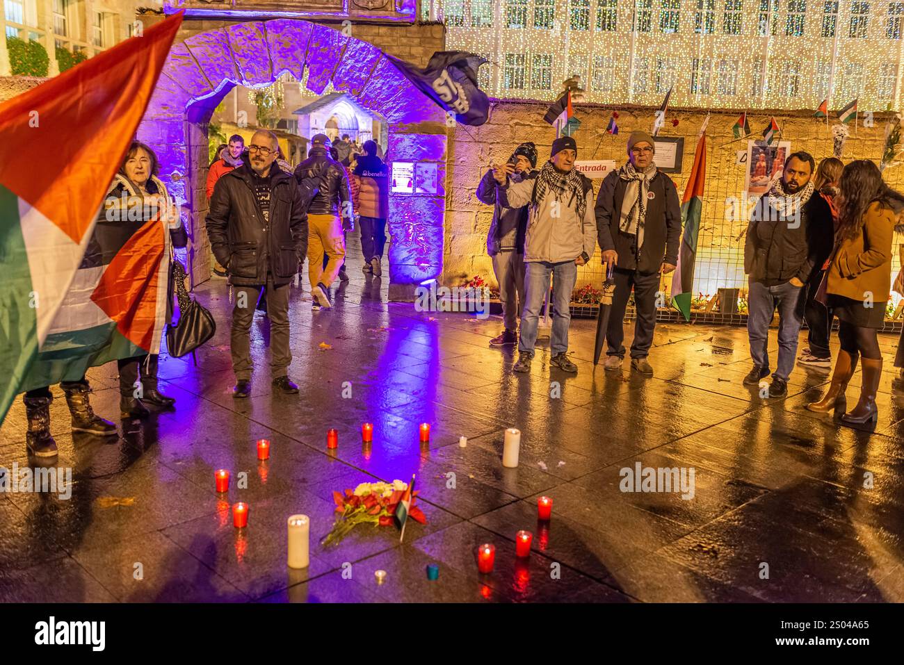 Logrono, la Rioja, Espagne. 24 décembre 2024. Un groupe d'activistes pro-palestiniens a fait une intervention pacifique dans la ville de Bethléem de Logroño, plaçant des bougies, des fleurs et des affiches portant les noms des enfants tués dans le conflit de Gaza. L’action symbolique vise à rendre visible l’impact humanitaire du conflit pendant les vacances de Noël, en utilisant le symbolisme de la naissance de Jésus à Bethléem pour sensibiliser à la situation actuelle en Palestine. Les manifestants ont soigneusement arrangé les bougies formant un chemin vers la scène de la crèche, tandis que les noms des enfants victimes sont d. Banque D'Images
