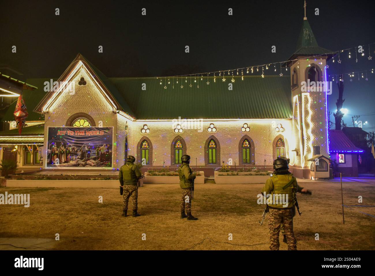 Srinagaar, Inde. 24 décembre 2024. Des troupes paramilitaires veillent à l'église catholique de la Sainte famille pendant les célébrations de Noël à Srinagar, la capitale estivale du Jammu-et-Cachemire. (Photo de Saqib Majeed/SOPA images/Sipa USA) crédit : Sipa USA/Alamy Live News Banque D'Images