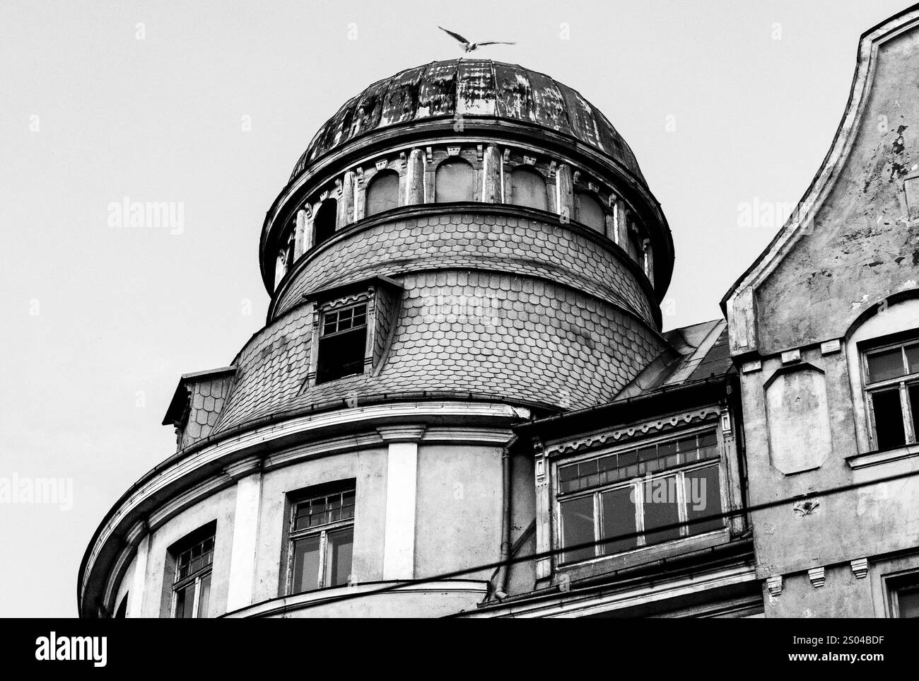 Vue rapprochée du dôme d'un ancien bâtiment, présentant des détails architecturaux complexes et des textures altérées. L'image est en noir et blanc, highlig Banque D'Images