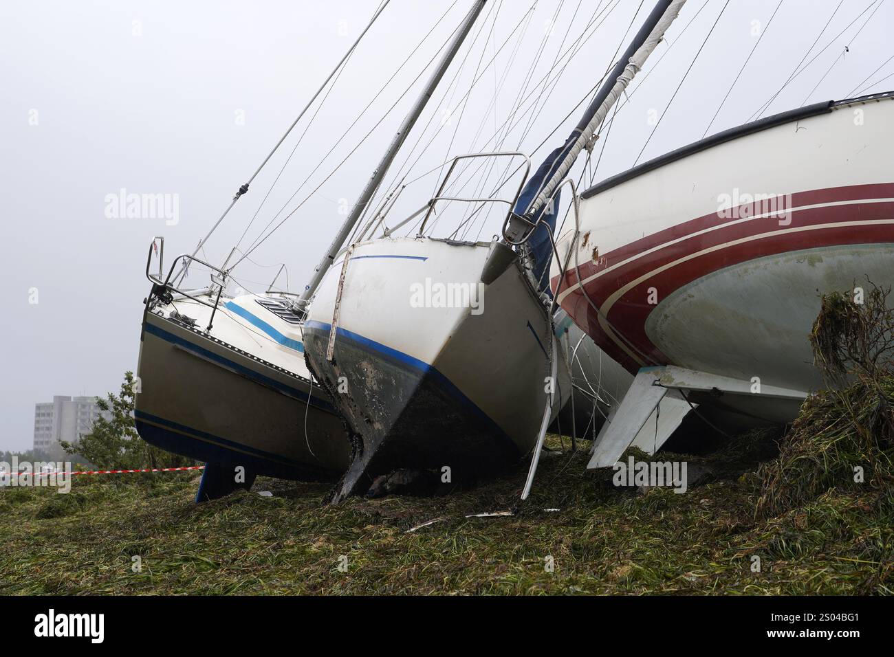 Bateau endommagé après une onde de tempête en Europe du Nord Banque D'Images