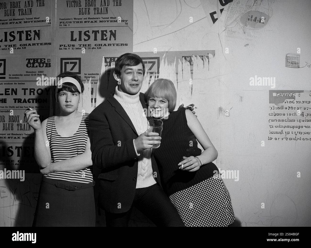 Jeunes fumeurs et socialisant dans une boîte de nuit en Angleterre, Britian, Royaume-Uni. 1967 Banque D'Images
