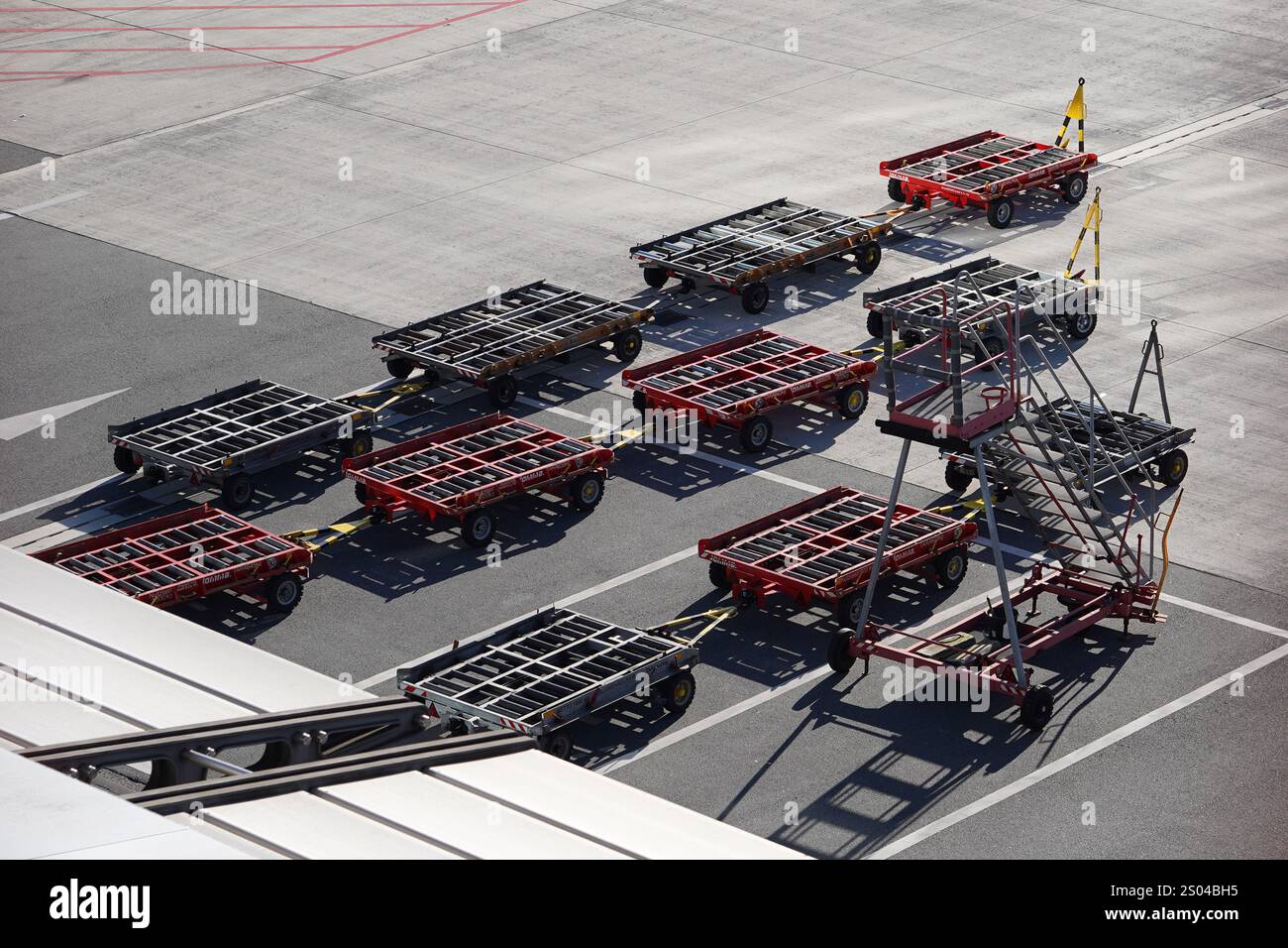 Chariots de fret aérien vides à l'aéroport de Hambourg Banque D'Images