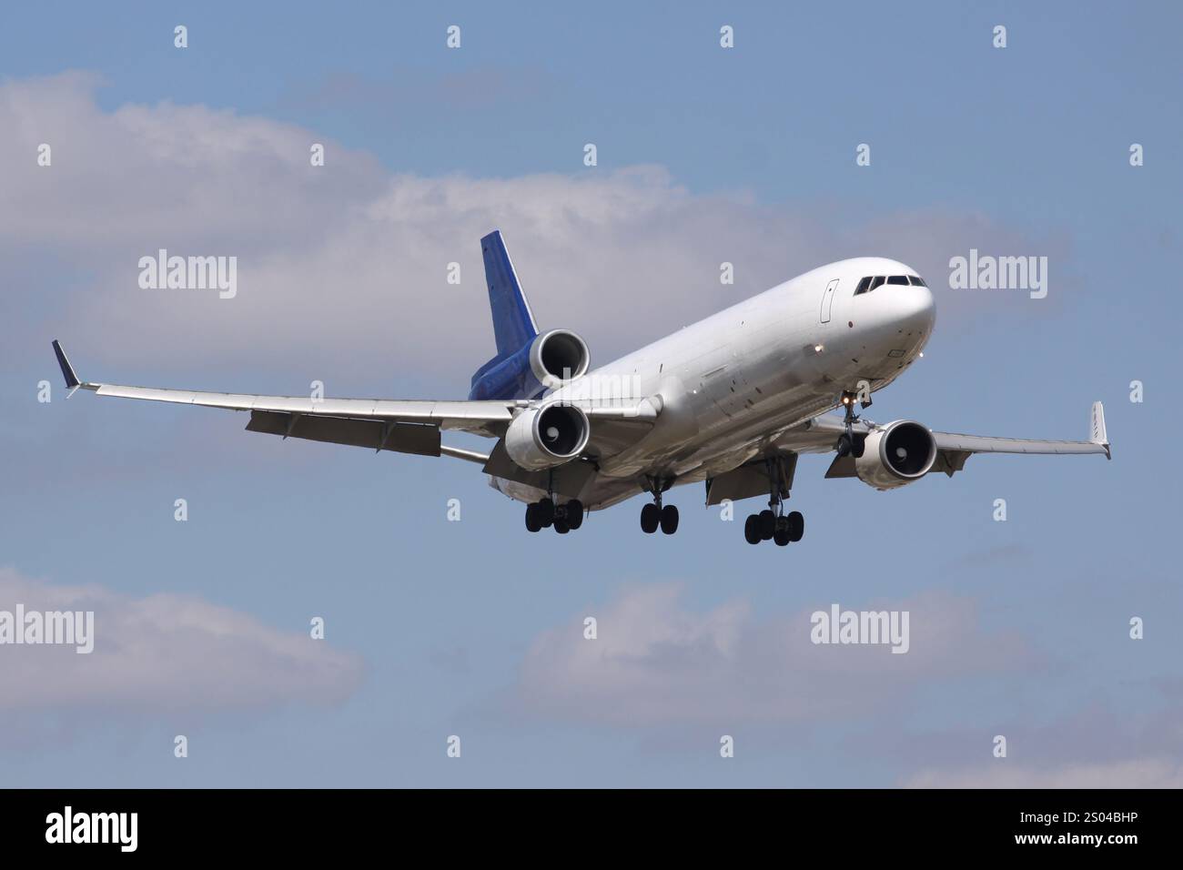 Avion cargo arrivant à Miami (couleur blanc / bleu) Banque D'Images