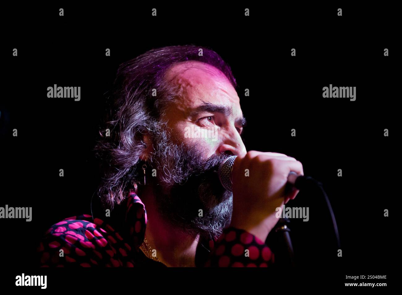 Warren Ellis joue avec son groupe de rock alternatif Dirty Three au Glee Club de Birmingham, le 20 novembre 2012. Banque D'Images