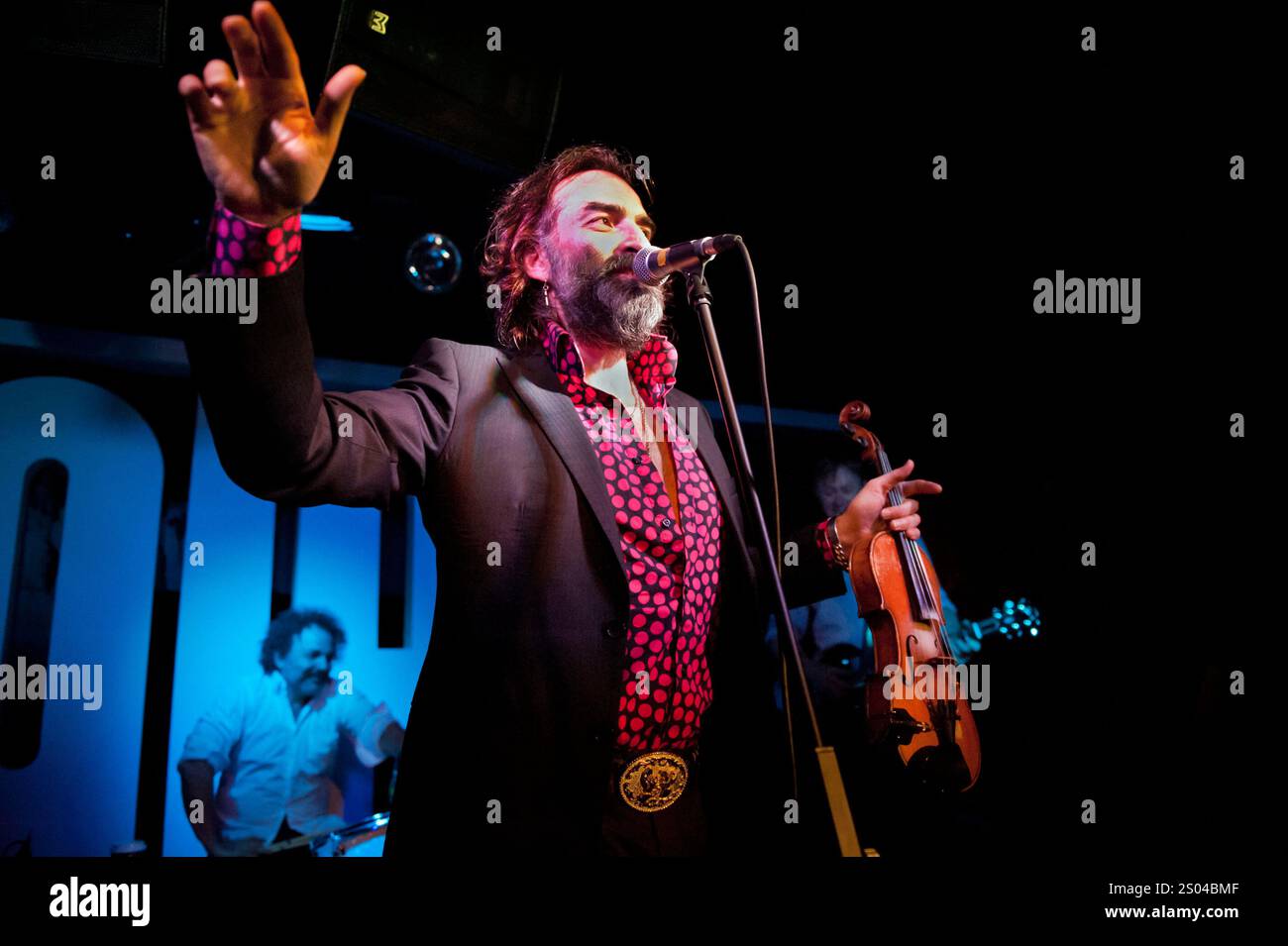 Warren Ellis joue avec son groupe de rock alternatif Dirty Three au Glee Club de Birmingham, le 20 novembre 2012. Banque D'Images