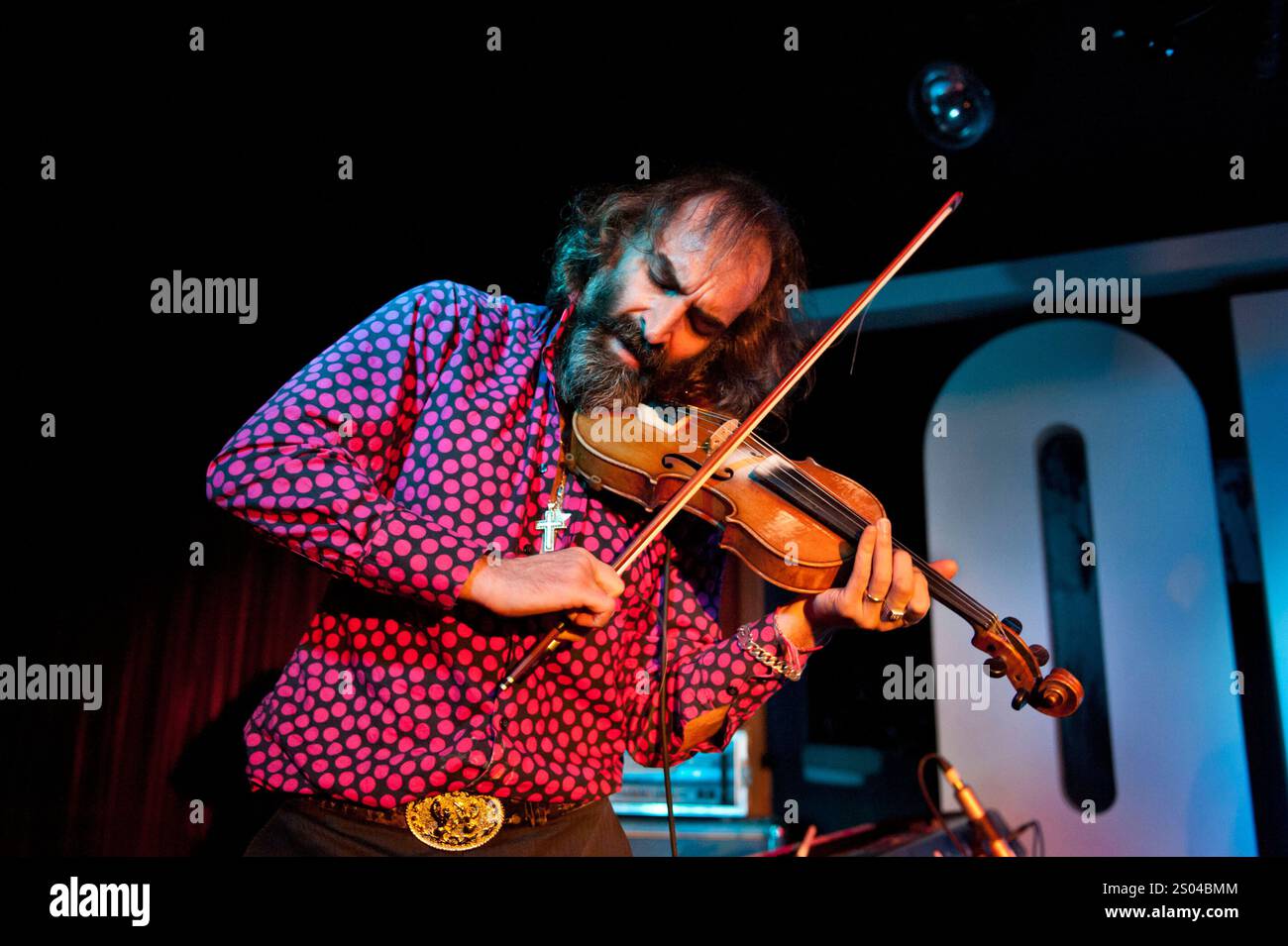 Warren Ellis joue avec son groupe de rock alternatif Dirty Three au Glee Club de Birmingham, le 20 novembre 2012. Banque D'Images