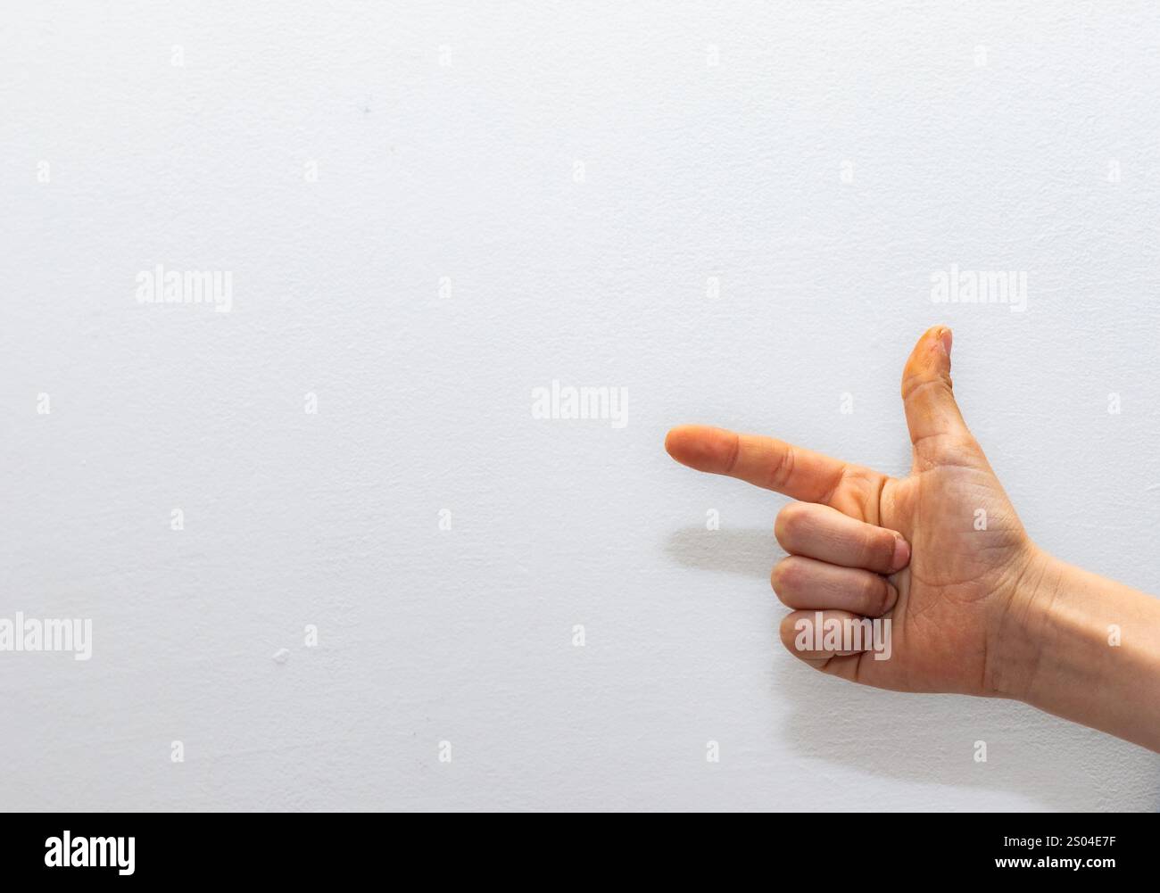 Gros plan d'une main humaine affichant le numéro deux avec les doigts sur un fond blanc Uni, symbolisant les choix, la dualité et le concept de sec Banque D'Images