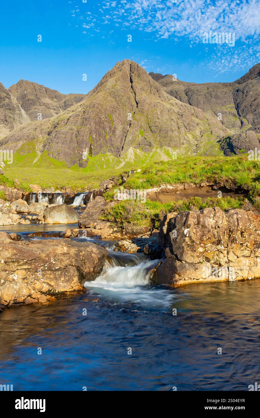 Les Fairy Pools, île de Skye. Photographié un jour à part, d'abord dans une terrible tempête et ensuite dans Brilliant Sunshine. C'est Skye pour toi. Banque D'Images