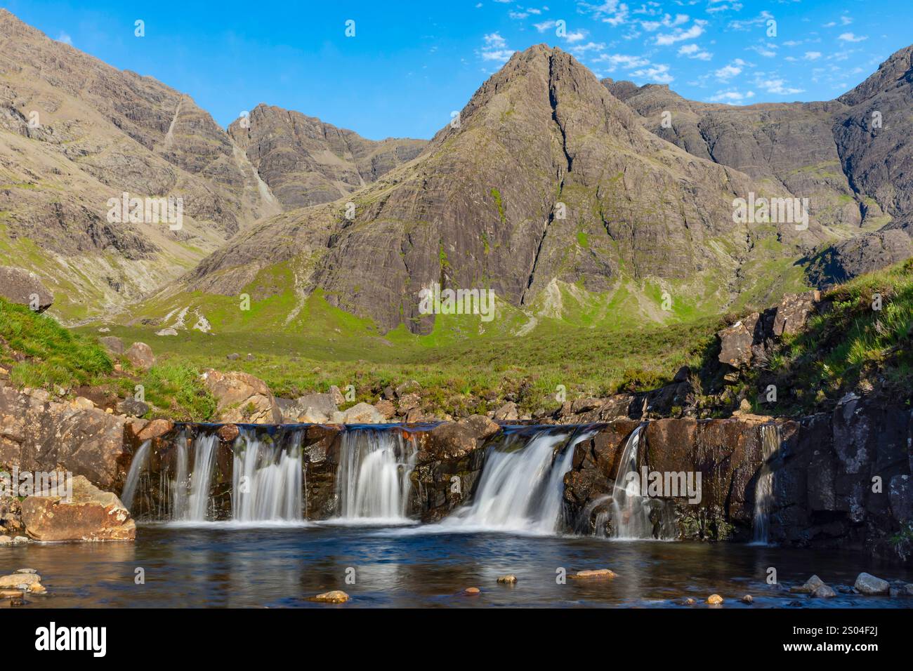 Les Fairy Pools, île de Skye. Photographié un jour à part, d'abord dans une terrible tempête et ensuite dans Brilliant Sunshine. C'est Skye pour toi. Banque D'Images