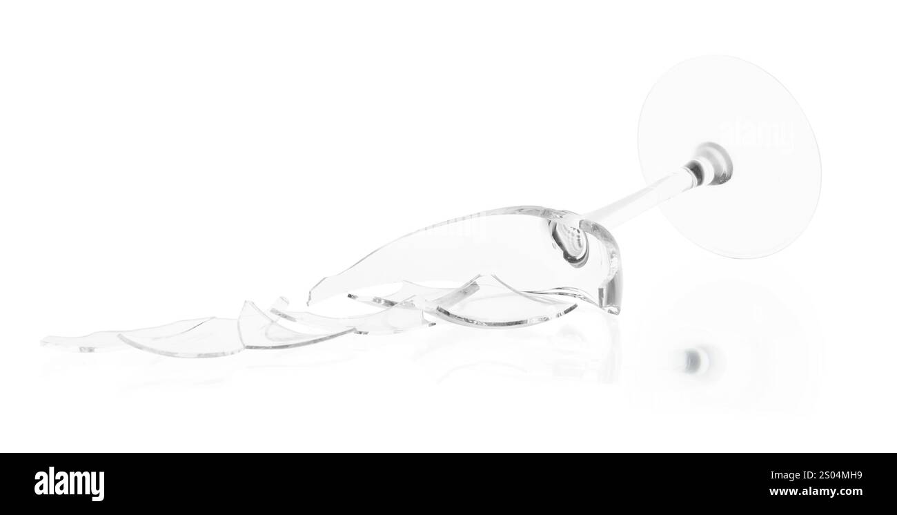 Morceaux de verre à vin cassé isolés sur blanc Banque D'Images