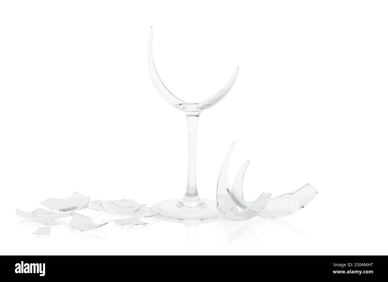 Morceaux de verre à vin cassé isolés sur blanc Banque D'Images