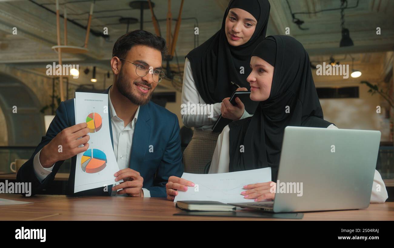 Les collègues d'équipe musulmans sourient multiraciales femmes hommes d'affaires partenaires hommes femmes hommes d'affaires femmes hijab chat en ligne appel vidéo en ligne Banque D'Images