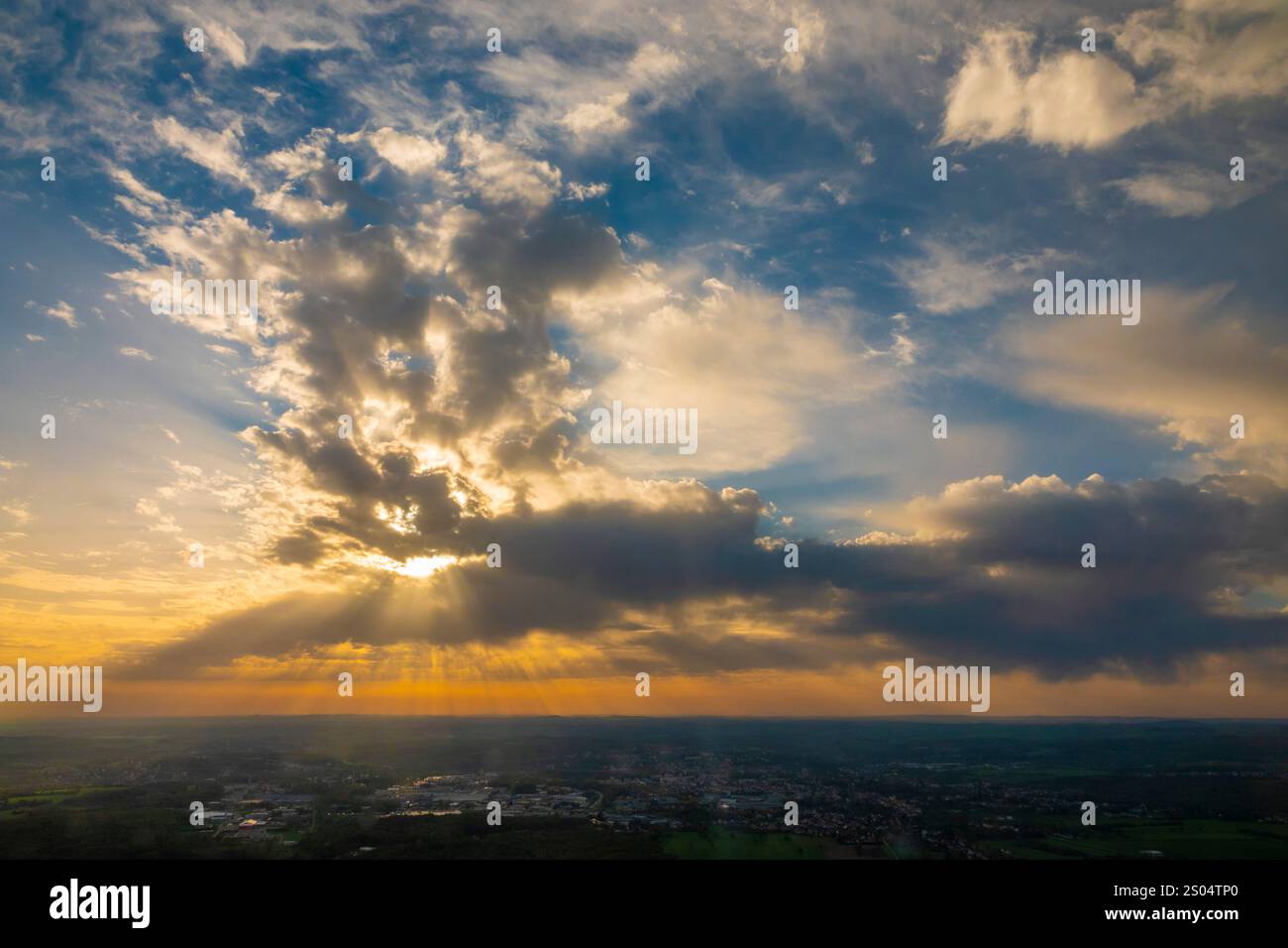 France, Moselle (57), Sarreguemines, vue aérienne d'un coucher de soleil Banque D'Images