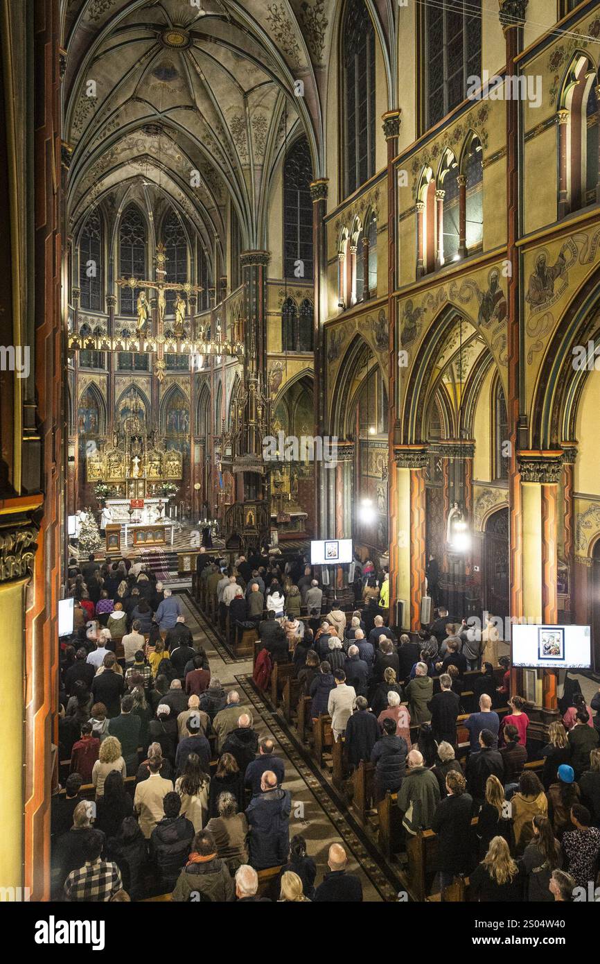 AMSTERDAM - les fidèles lors d'un moment de réflexion pendant la messe de minuit à l'église catholique romaine notre-Dame d'Amsterdam. ANP DINGENA mol pays-bas OUT - belgique OUT Banque D'Images