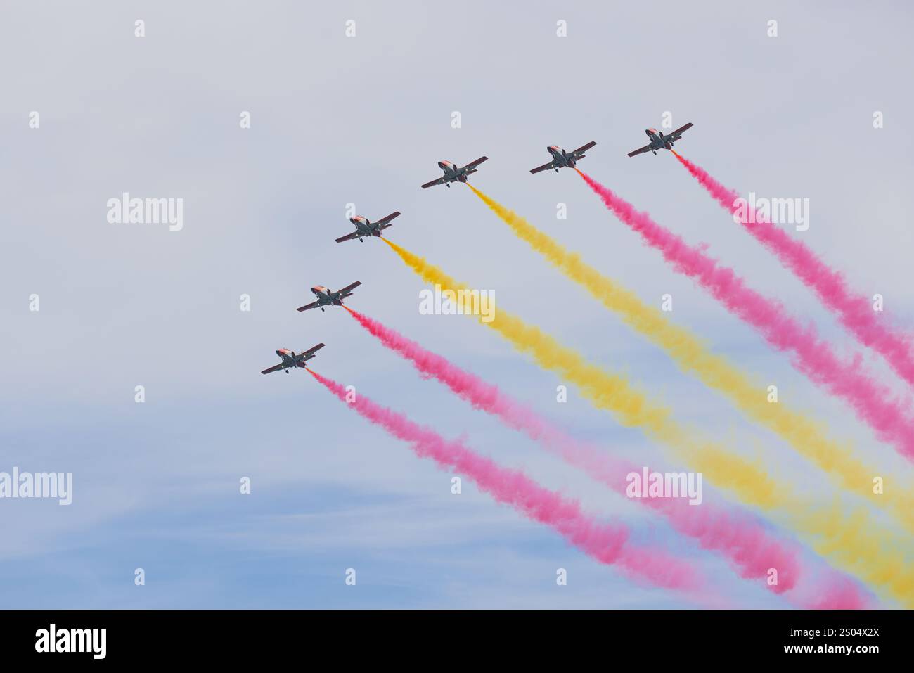 Les avions acrobatiques volent en formation, traînant de la fumée vibrante aux couleurs du drapeau espagnol lors du San Javier Airshow. Banque D'Images