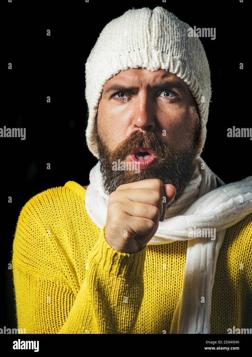 Homme malade barbu toussant dans le poing. Santé et médecine. Homme malade ayant mal à la gorge, symptômes de grippe et toux. Homme souffrant toussant. La santé Banque D'Images