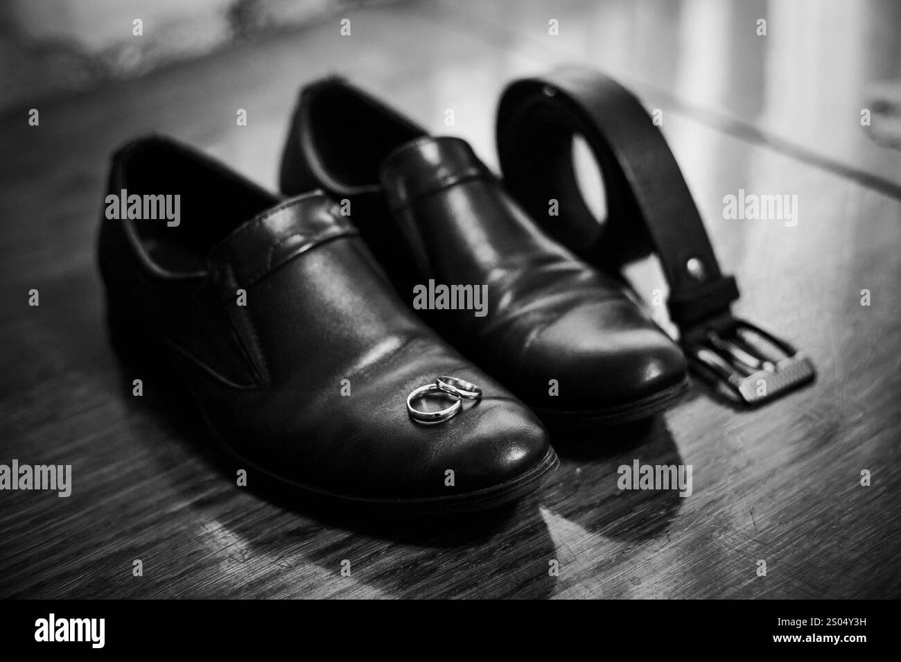 Tenue élégante du marié avec chaussures, ceinture et anneaux de mariage. Banque D'Images