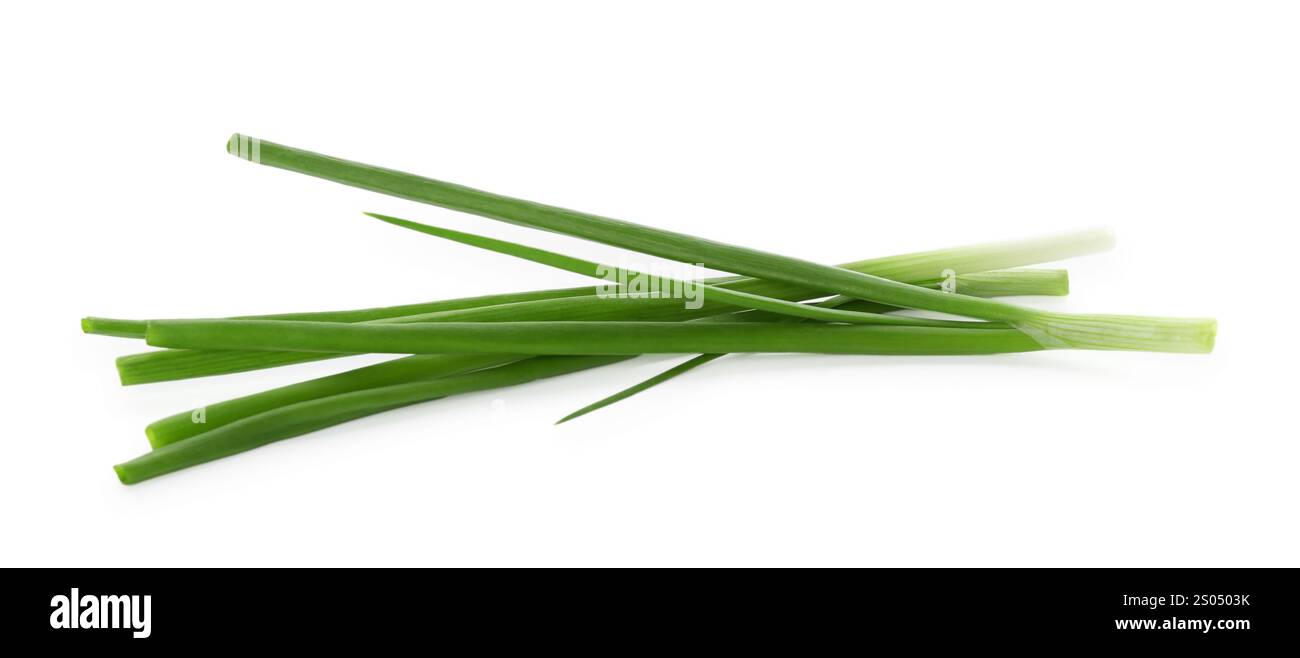 Couper les oignons verts frais isolés sur blanc Banque D'Images