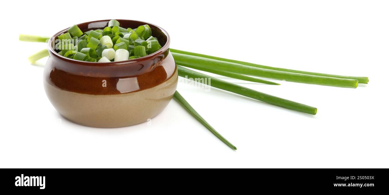 Couper les oignons verts frais isolés sur blanc Banque D'Images