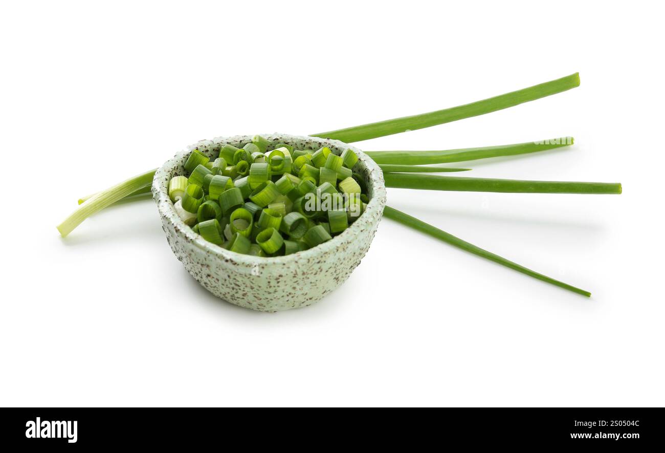 Couper les oignons verts frais isolés sur blanc Banque D'Images