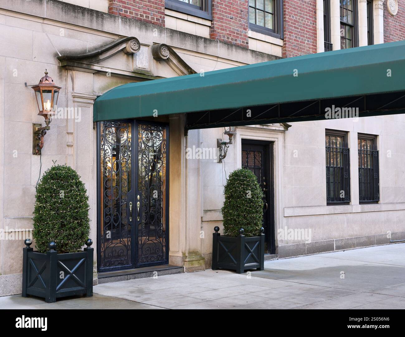 Long auvent s'étendant sur le trottoir, typique des élégants immeubles d'appartements New-yorkais Banque D'Images