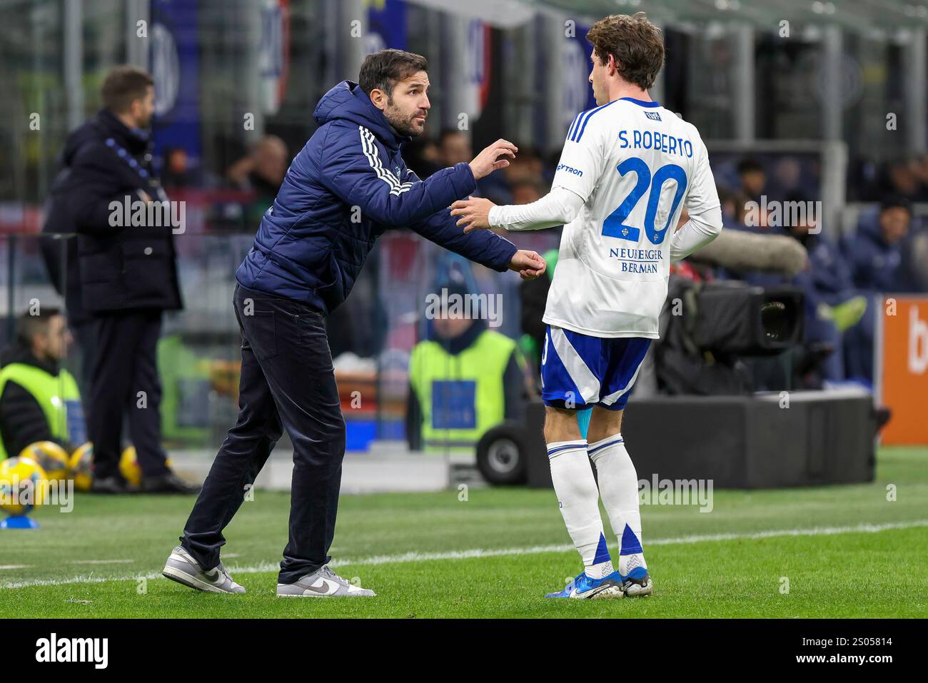 Milan, Italie. 24 décembre 2024. Italie, Milan, 2024 12 23 : CESC Fabregas (entraîneur de Como) donne des conseils en première mi-temps lors du match de football FC Inter vs Como 1907, Serie A Enilive 2024-2025 jour 17, stade San Siro. Italie, Milan, 2024 12 23 : FC Inter vs Como 1907, Serie A EniLive.2024/2025 jour 17, disputé au stade San Siro. (Crédit image : © Fabrizio Andrea Bertani/Pacific Press via ZUMA Press Wire) USAGE ÉDITORIAL SEULEMENT! Non destiné à UN USAGE commercial ! Banque D'Images