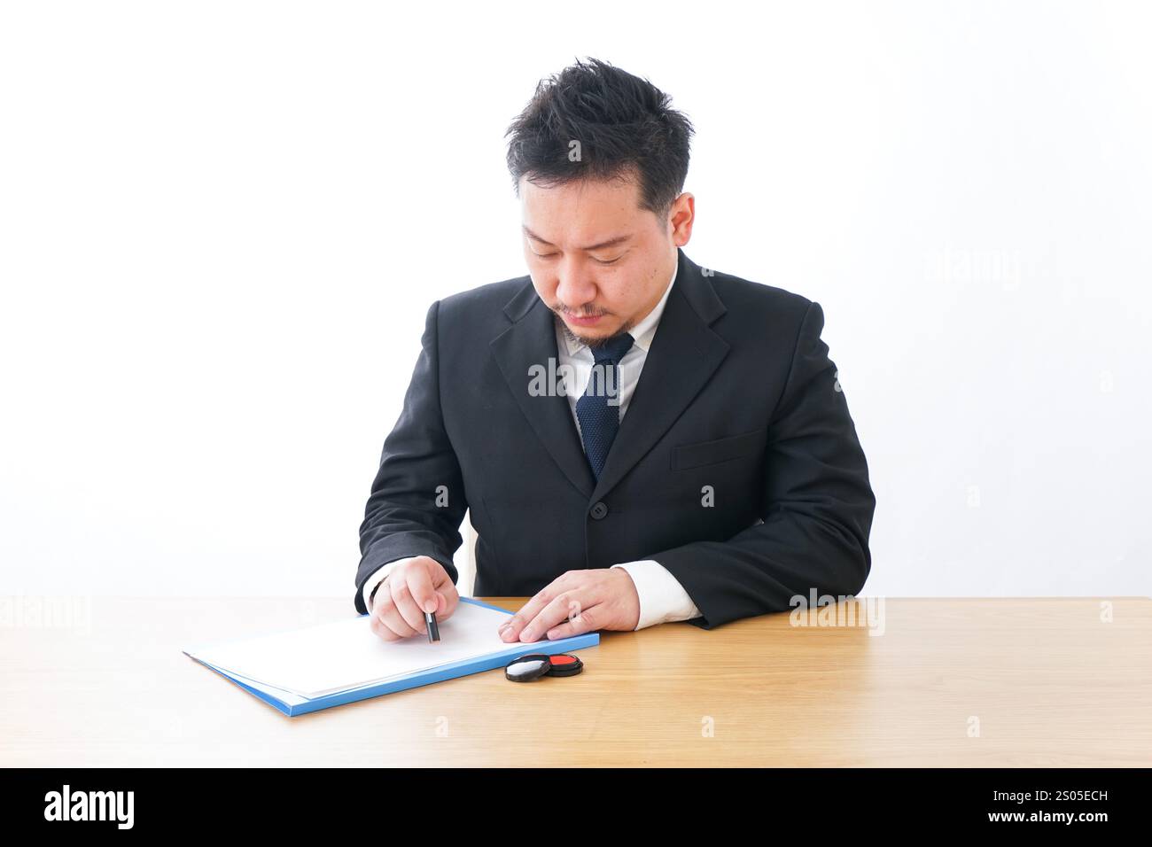 Homme d'affaires faisant un contrat Banque D'Images