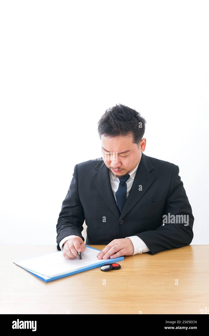 Homme d'affaires faisant un contrat Banque D'Images