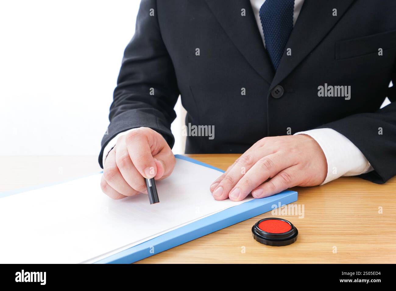 Homme d'affaires faisant un contrat Banque D'Images