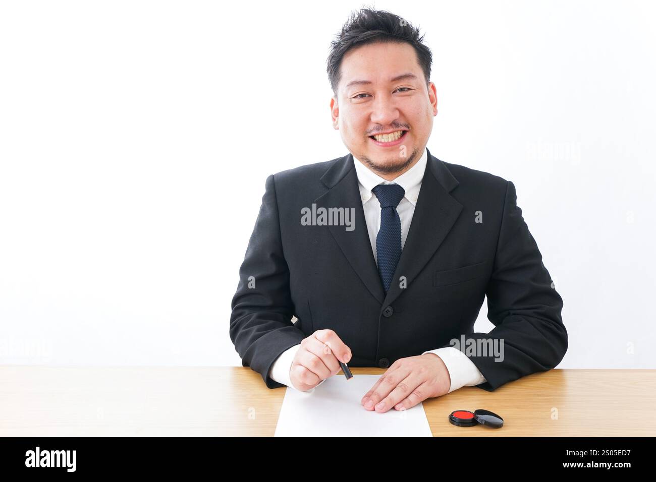Homme d'affaires faisant un contrat Banque D'Images