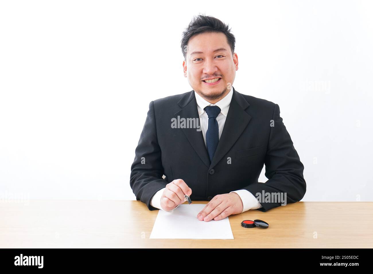 Homme d'affaires faisant un contrat Banque D'Images
