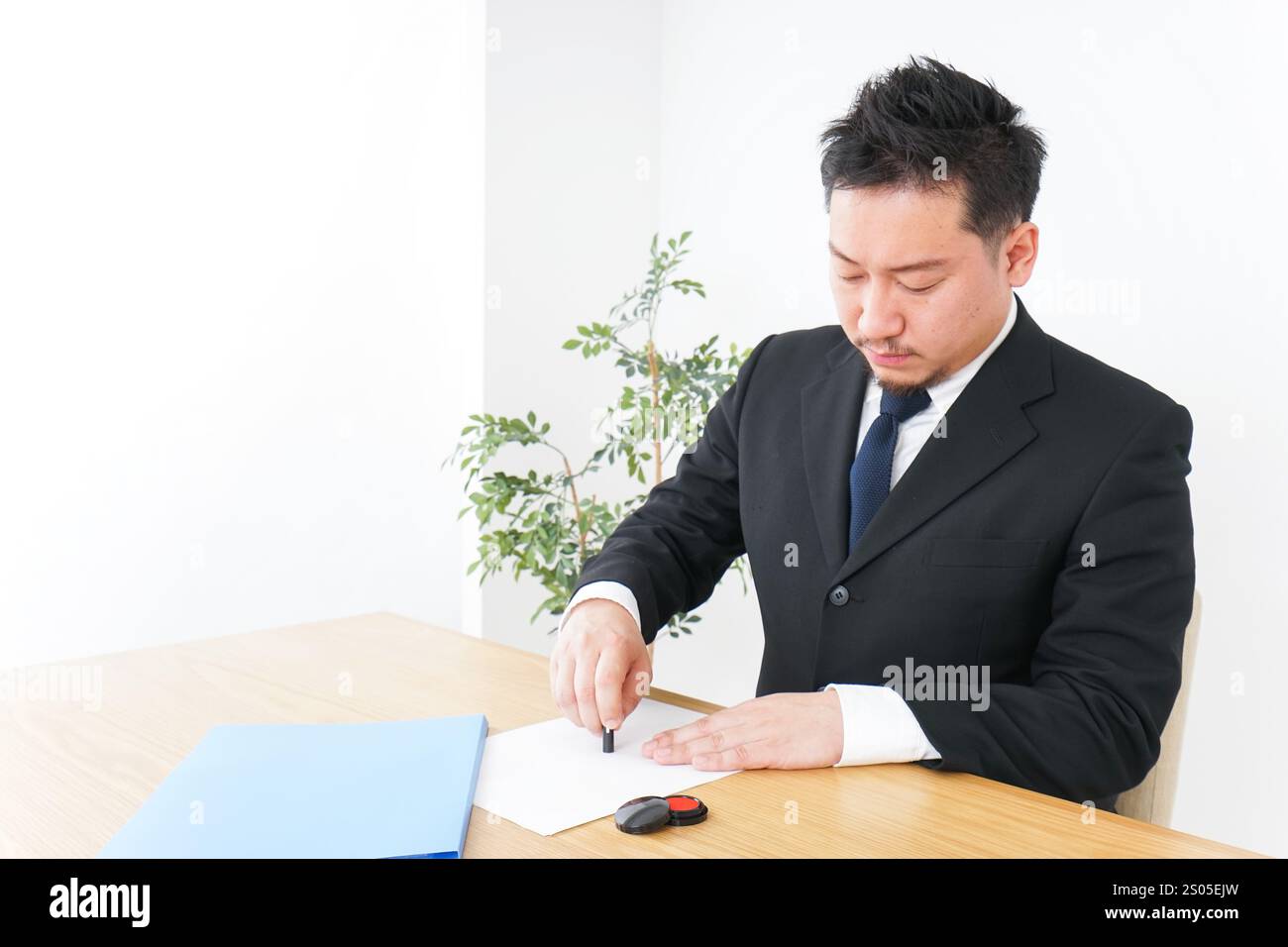 Homme d'affaires faisant un contrat Banque D'Images