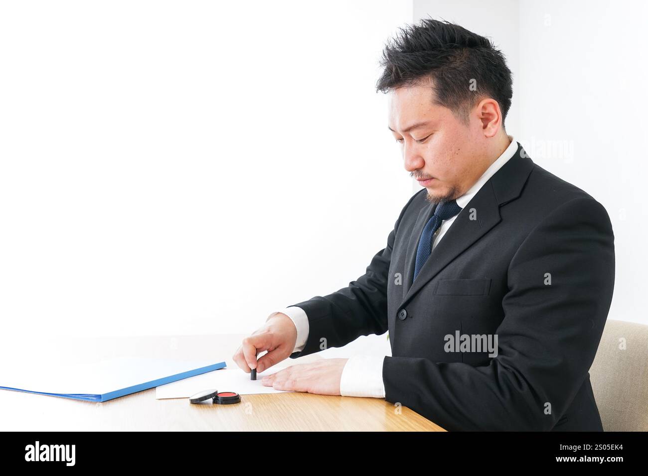Homme d'affaires faisant un contrat Banque D'Images