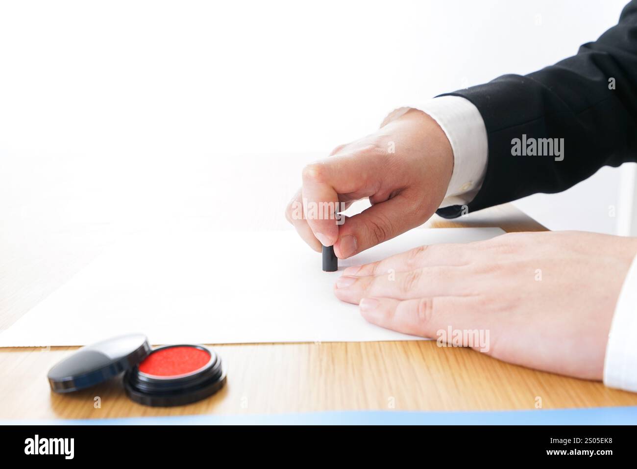 Homme d'affaires faisant un contrat Banque D'Images