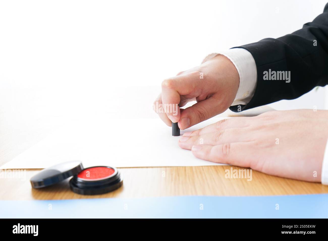 Homme d'affaires faisant un contrat Banque D'Images