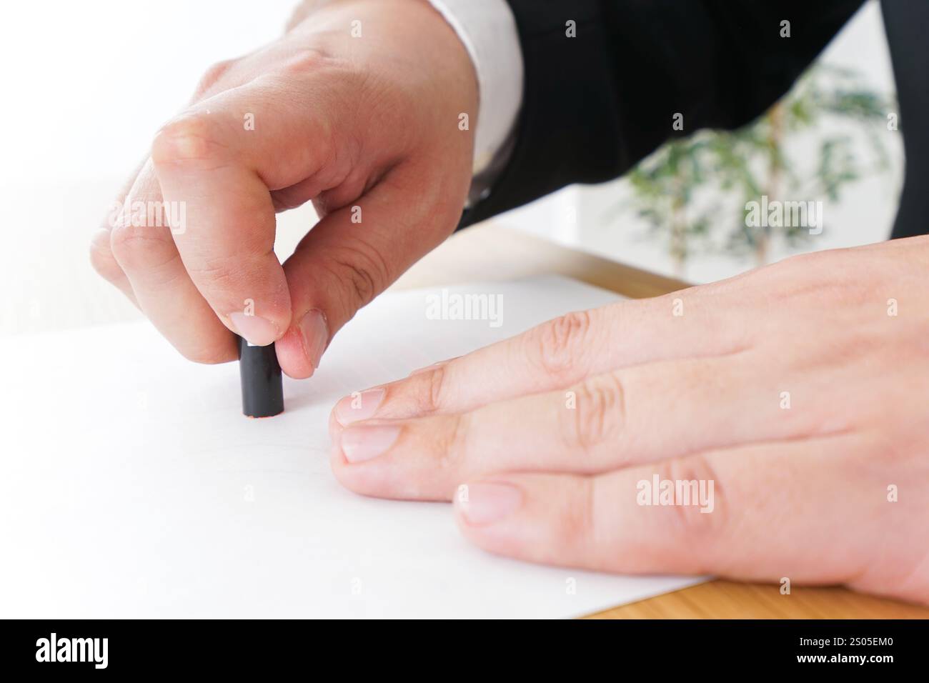 Homme d'affaires faisant un contrat Banque D'Images