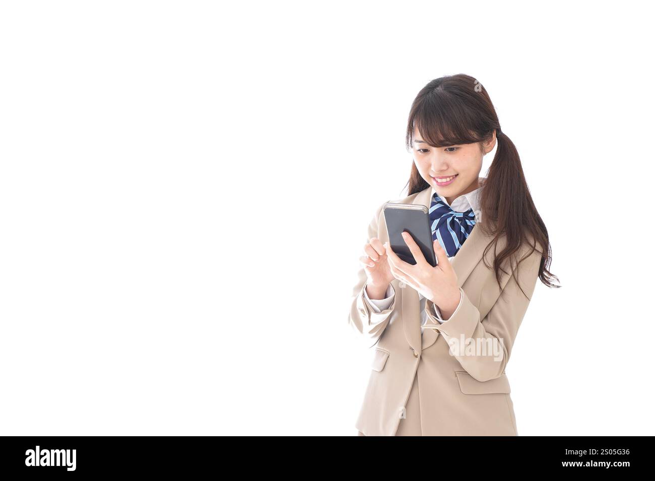 Étudiant en uniforme scolaire à l'aide d'une application pour smartphone Banque D'Images