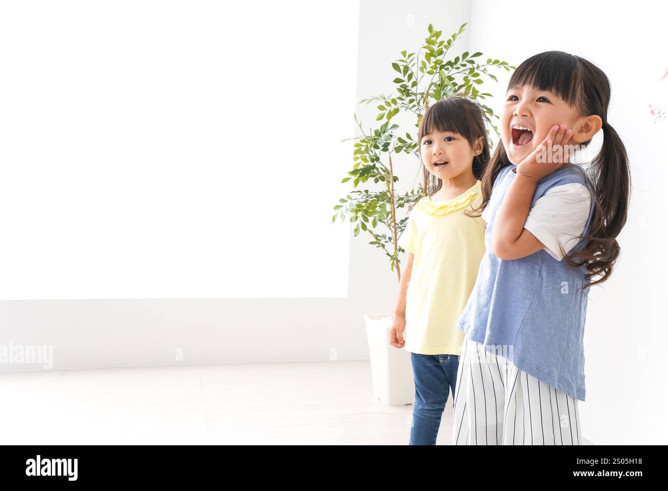 Des filles jouant avec des amis Banque D'Images