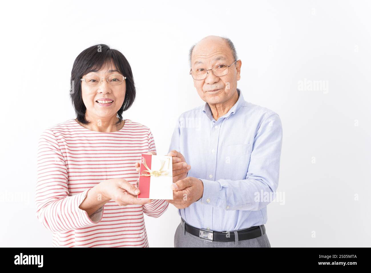 Couple aîné donnant des félicitations Banque D'Images