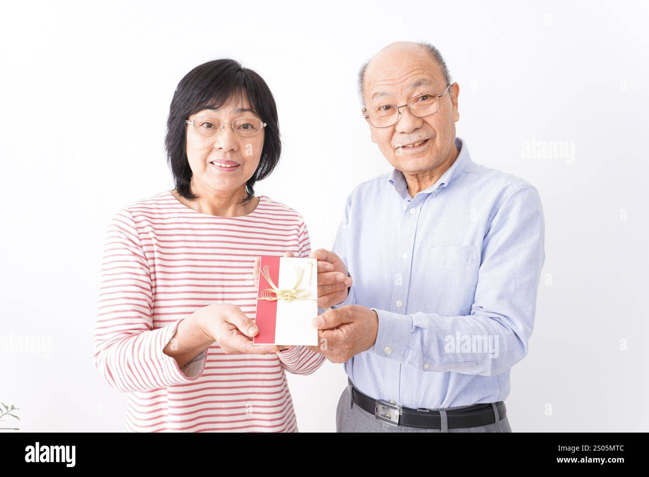Couple aîné donnant des félicitations Banque D'Images